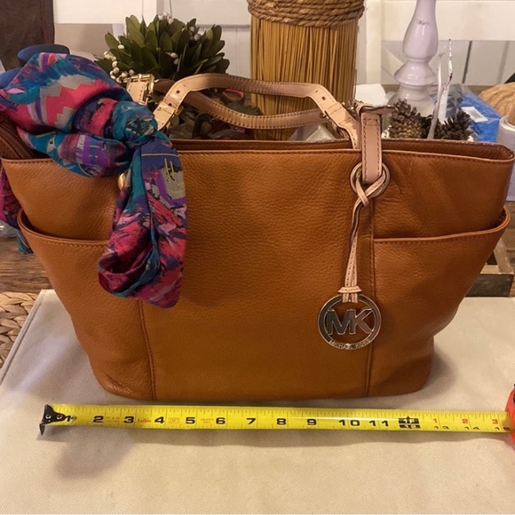 Michael Kors Shoulder Bag, 14 x 10 x 4 with 10” drop, Good Condition - Picture 4 of 13